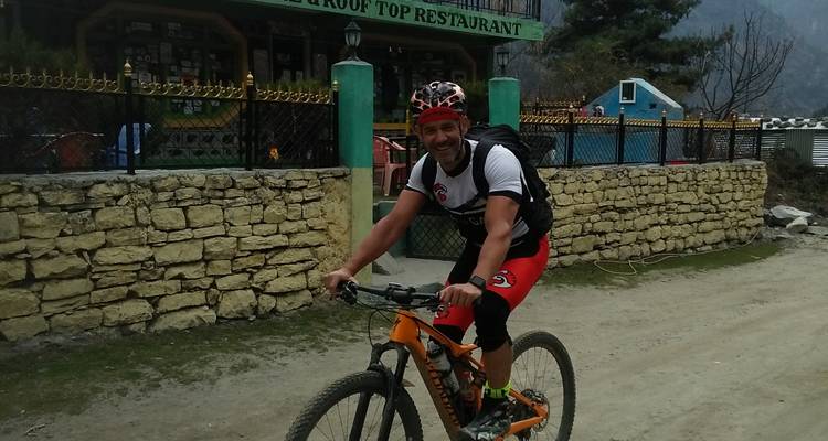 Lächelnder Radfahrer vor einem Restaurant.