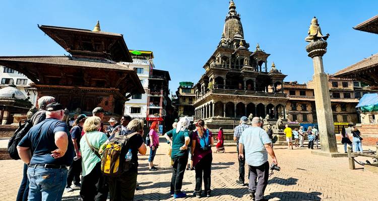Toeristen die een historische plek met tempels en zuilen verkennen.