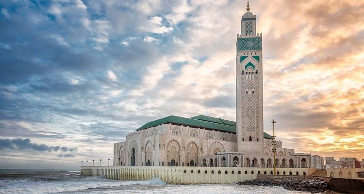 La Mezquita Hassan II junto al mar bajo un cielo dramático.