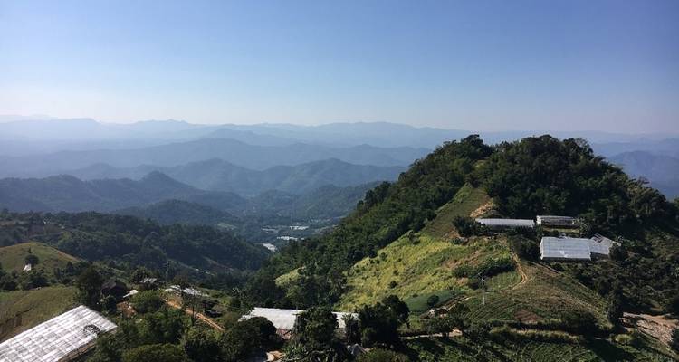 Paisaje montañoso con cielos azules despejados.