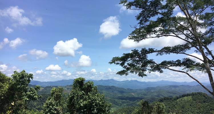Vista panorámica de nubes sobre un paisaje montañoso.