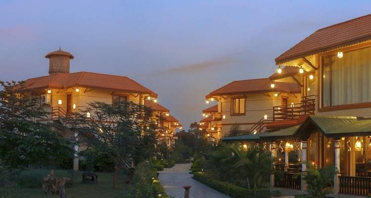 Bâtiments de complexe hôtelier au crépuscule avec éclairage chaleureux