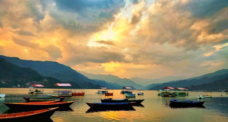 Bateaux colorés sur un lac pendant un coucher de soleil vibrant