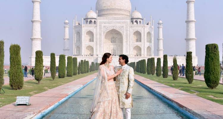 Un couple qui pose devant le Taj Mahal.