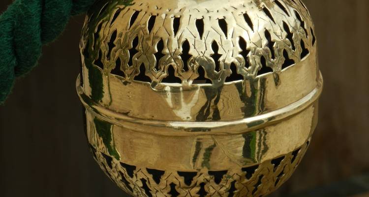 Gros plan d'un objet décoratif doré.