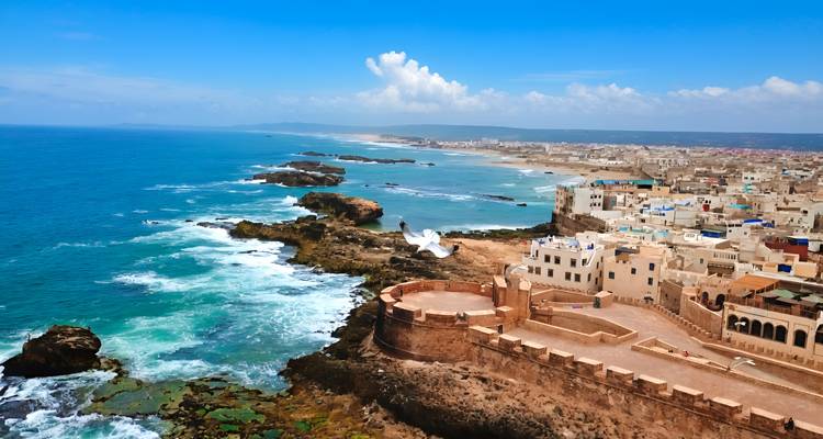Vue aérienne des remparts côtiers d'Essaouira, des vagues de l'Atlantique et de l'ancienne médina.