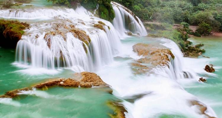 Cascade avec une eau turquoise claire.