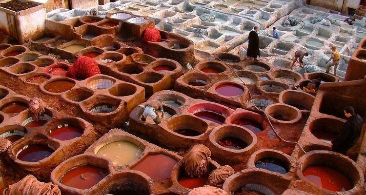 Vue aérienne de bassins de teinture colorés