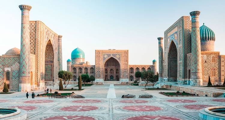Mooi plein met kleurrijke betegelde gebouwen en koepels bij zonsondergang.