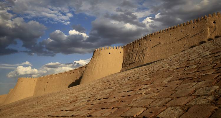 Vestingmuur onder een bewolkte, dramatische hemel.