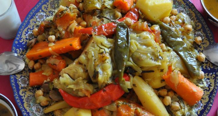 Ein Teller marokkanischer Couscous mit Gemüse.