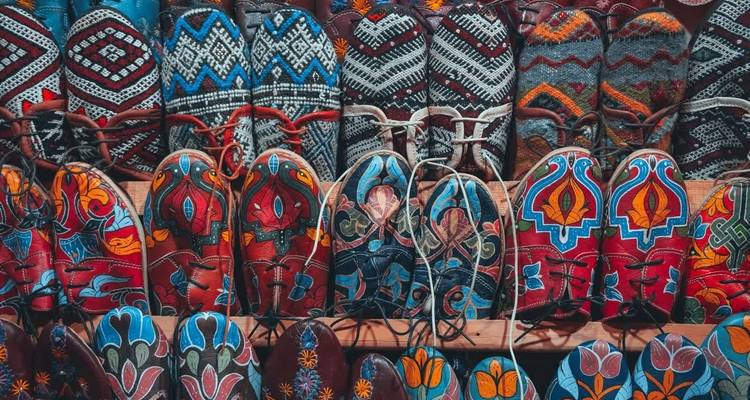 Auslage von bunten traditionellen marokkanischen Pantoffeln in einem Geschäft.