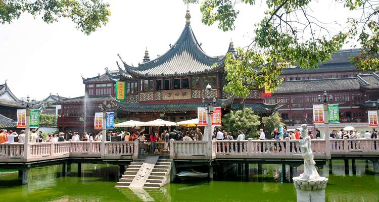 Architecture chinoise traditionnelle au bord d'un étang