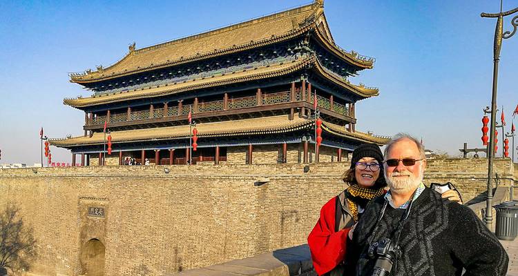 Couple devant un mur chinois historique