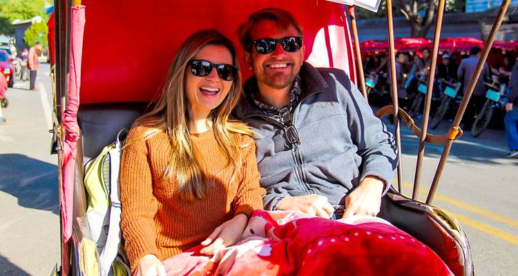 Couple dans un pousse-pousse traditionnel