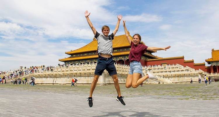 Couple sautant devant la Cité interdite