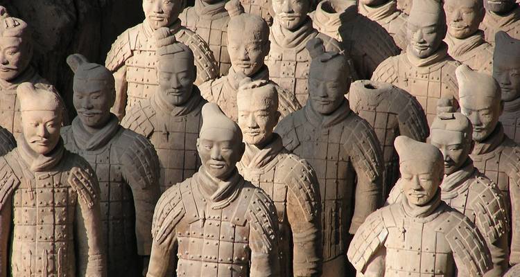 Guerriers en terre cuite dans un musée.