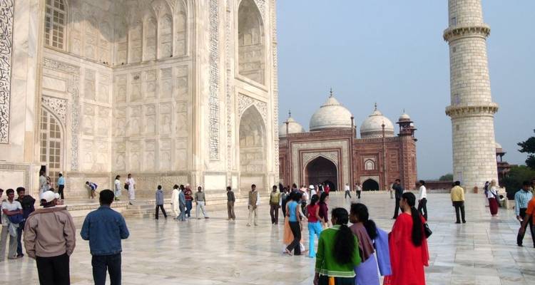 Des touristes visitant le Taj Mahal, un site du patrimoine mondial de l'UNESCO.