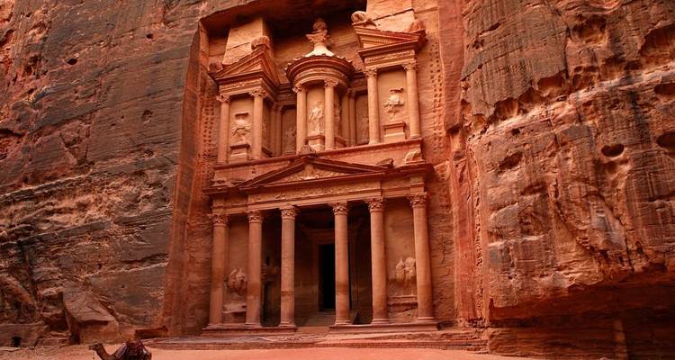 Le Trésor de Pétra taillé dans la roche rouge