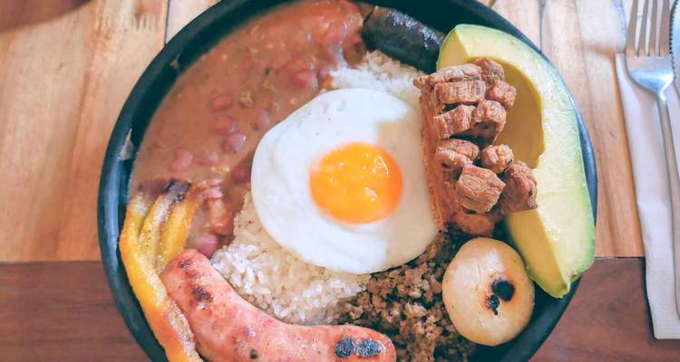 Plato tradicional colombiano con huevos, arroz, plátano y carne.