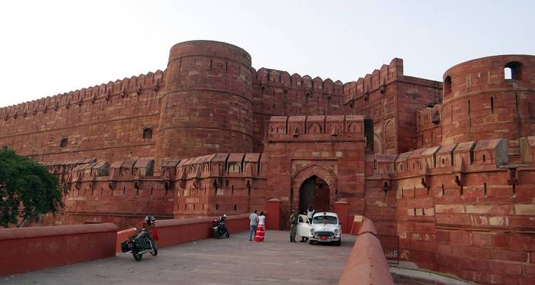Het Agra Fort met historische architectuur.