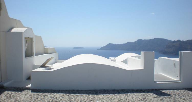 Vue de la mer et des collines depuis l'architecture blanchie à la chaux.