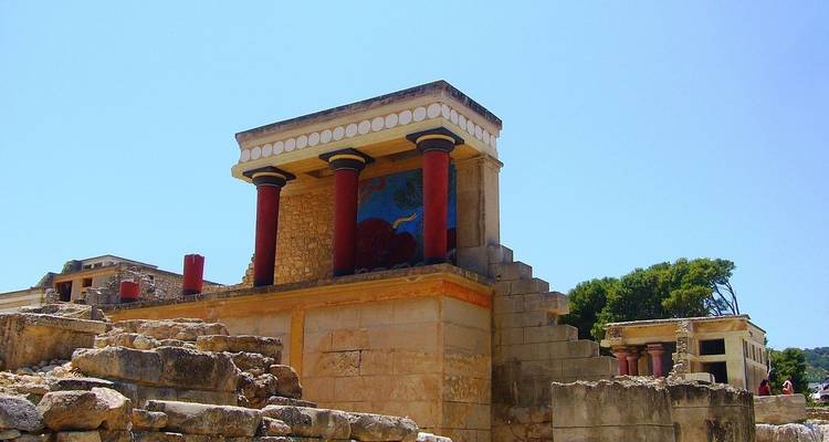 Ruines de l'ancien palais de Cnossos avec des colonnes rouges