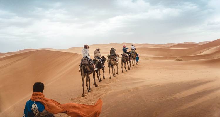 Kamelkarawane wandert durch die Sanddünen.