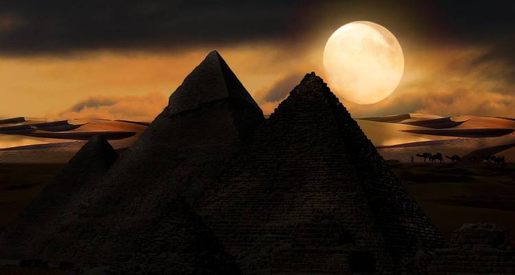 Pyramiden in der Dämmerung mit dem Mond im Hintergrund.