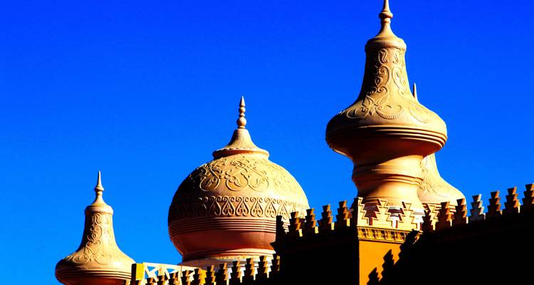 Architektonische Kuppeln mit kunstvollen Verzierungen.