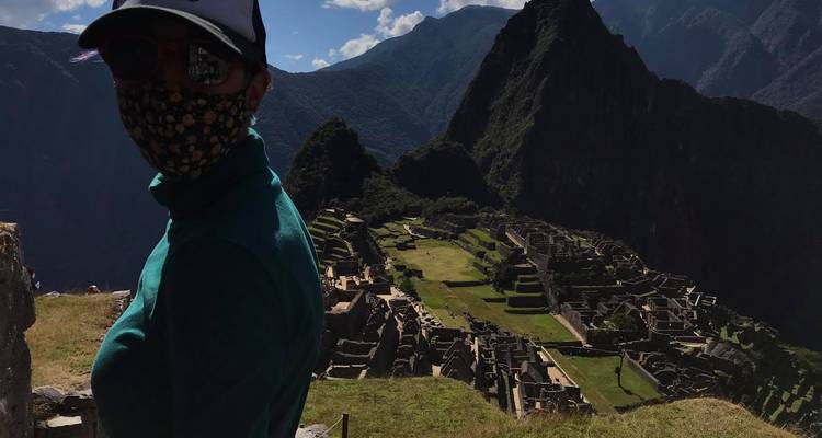 Silhouet van een persoon met uitzicht op Machu Picchu.