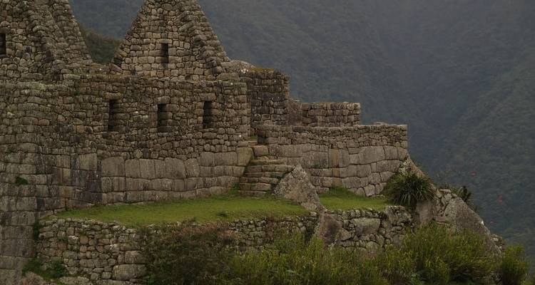Oude ruïnes op een mistige heuvel.
