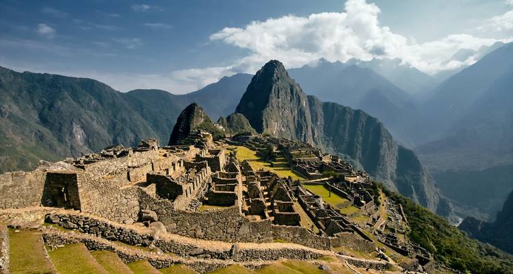 Panoramisch uitzicht op Machu Picchu met bergen op de achtergrond.