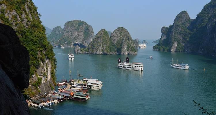 Schilderachtig uitzicht op kalkstenen karstgebergte en boten op een prachtige baai.