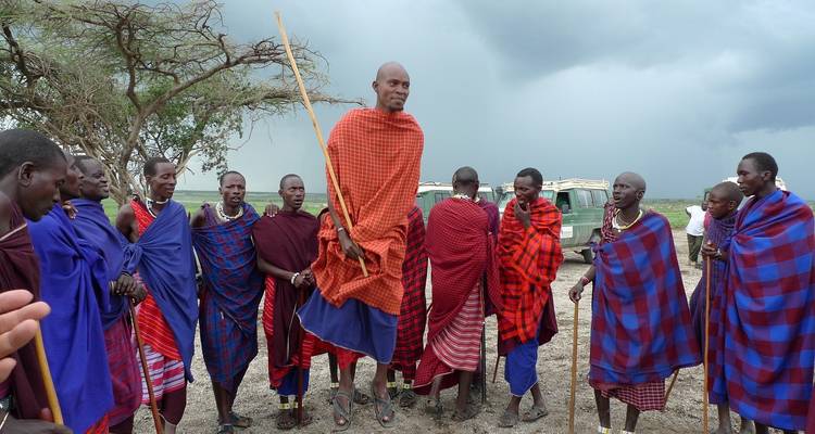 Groupe de personnes en vêtements traditionnels.