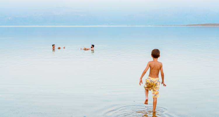 Des personnes flottant et nageant dans un plan d'eau calme.