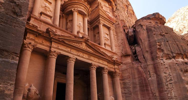 Das berühmte architektonische Wunder von Petra, in den Fels gehauen.