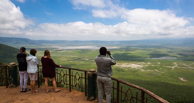 Turistas observando el cráter del Ngorongoro desde un mirador.