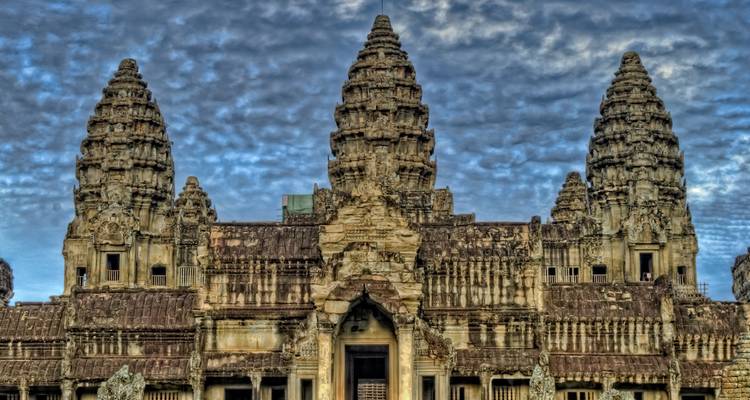 Temple d'Angkor Vat sous un ciel dramatique.