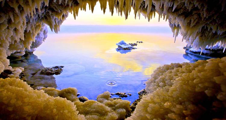 Salzformationen am Rand des Toten Meeres mit einer malerischen Sonnenuntergangskulisse.
