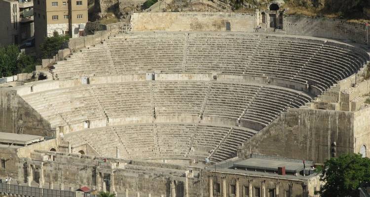 Ein großes römisches Theater mit umfangreichen Sitzplätzen und architektonischen Details.