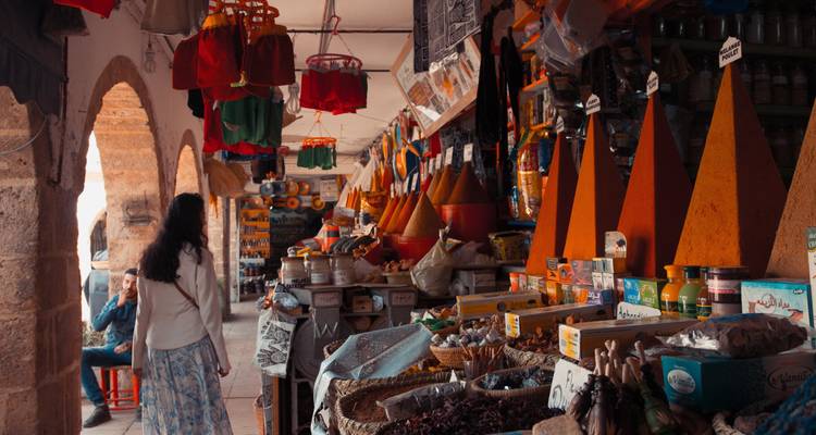 Marktscene met levendige kruiden en lokale producten.