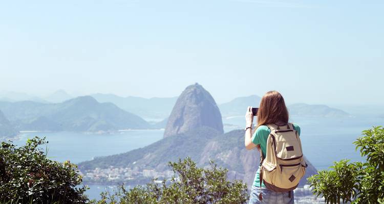 Touriste prenant une photo avec vue sur le Pain de Sucre.