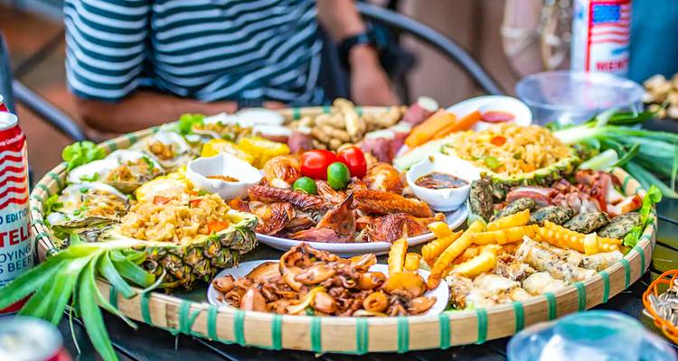 Een traditioneel Vietnamees feestmaal met verschillende kleurrijke gerechten.