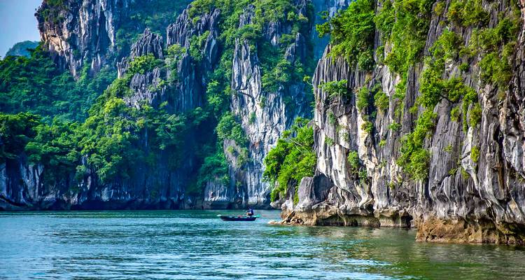 Schilderachtig uitzicht op Halong Bay met kalkstenen kliffen en kalm water.