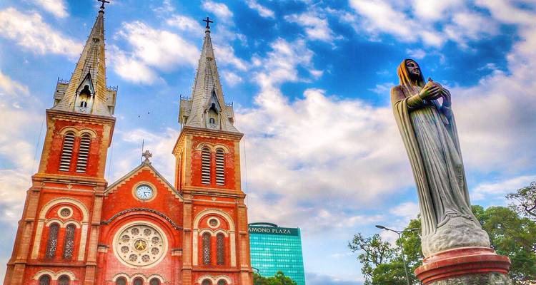 Notre-Dame Kathedraal Basiliek met een standbeeld ervoor.