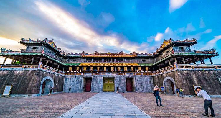 De keizerlijke citadel van Hue met een heldere blauwe hemel.