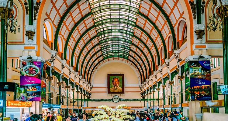 Binnen in het Saigon Centrale Postkantoor met een drukke menigte.