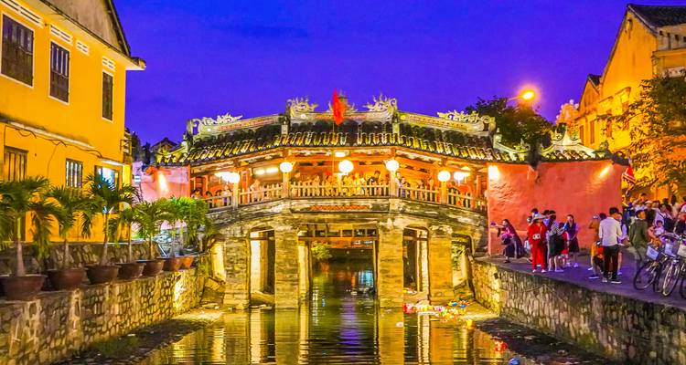 De Japanse Brug in Hoi An verlicht in de nacht.