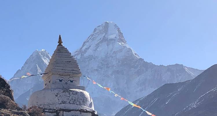 Pagode et montagnes capturées en plein jour.
